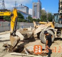 穿黑丝日逼高温下的坚守｜道路建设者用汗水铺就畅通路